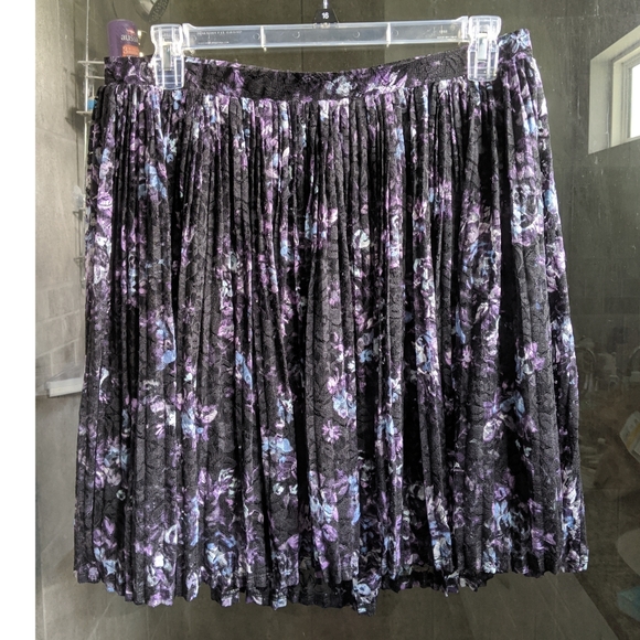 Torrid Floral Lace Pleated Skater Skirt - Picture 5 of 8